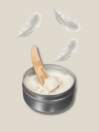 Natura Creme Deodorant demonstrerer sin bløde, parfumefrie formel. Skabt af en molekylærbiolog til sensitiv hud og stabil lugtkontrol uden æteriske olier.