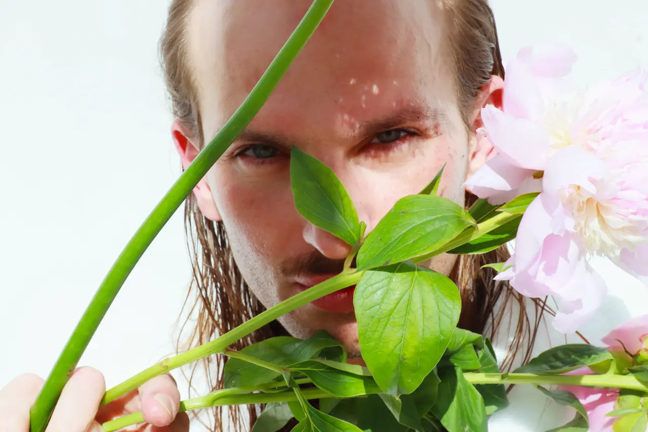 Naturlig ansigtspleje fra THE INMANI — ansigtsolie og mineralsk maske på cremet baggrund