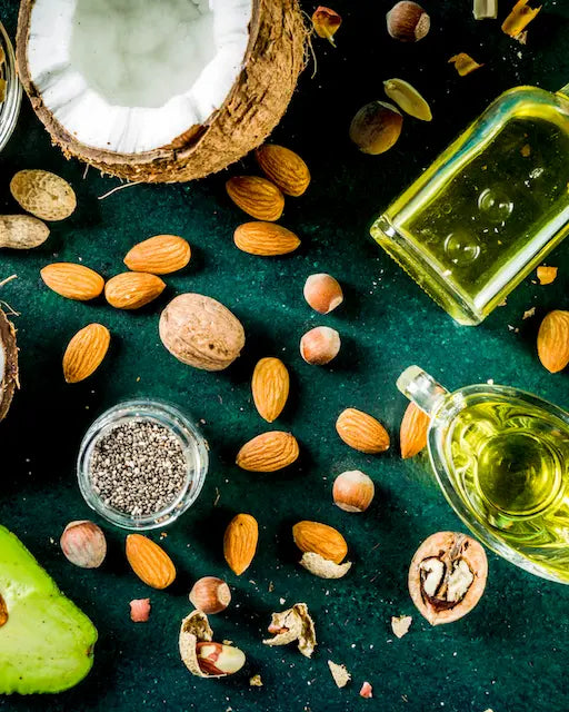 Nærbillede af ansigtsolie rig på lipider der genopbygger hudbarrieren og forsegler fugten.