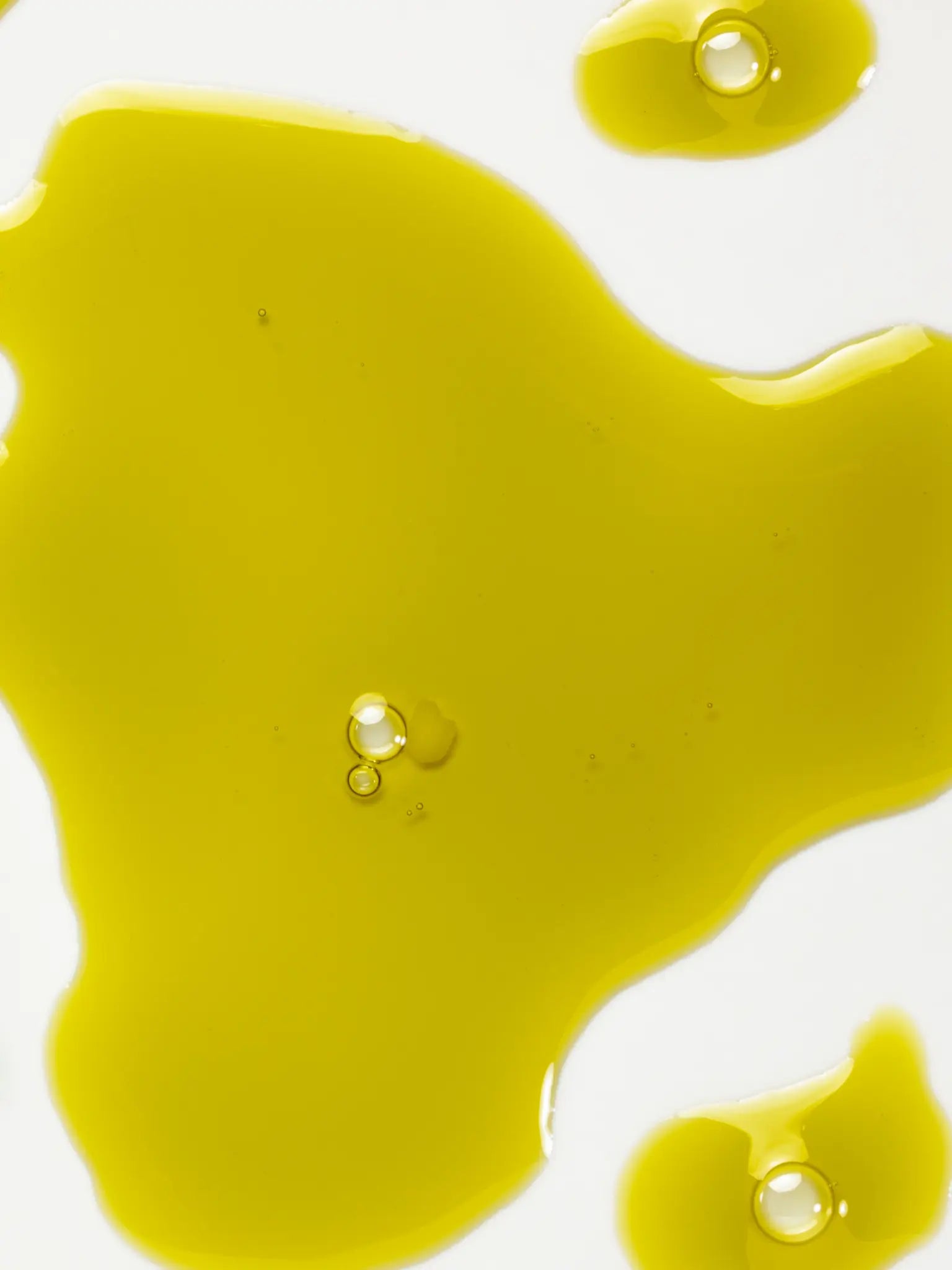 THE INMANI RAW – Botanisk formulering med mørk gran og hampfrøolie, formuleret af molekylærbiolog Ines Maria Nielsen for optimal hudtolerance.