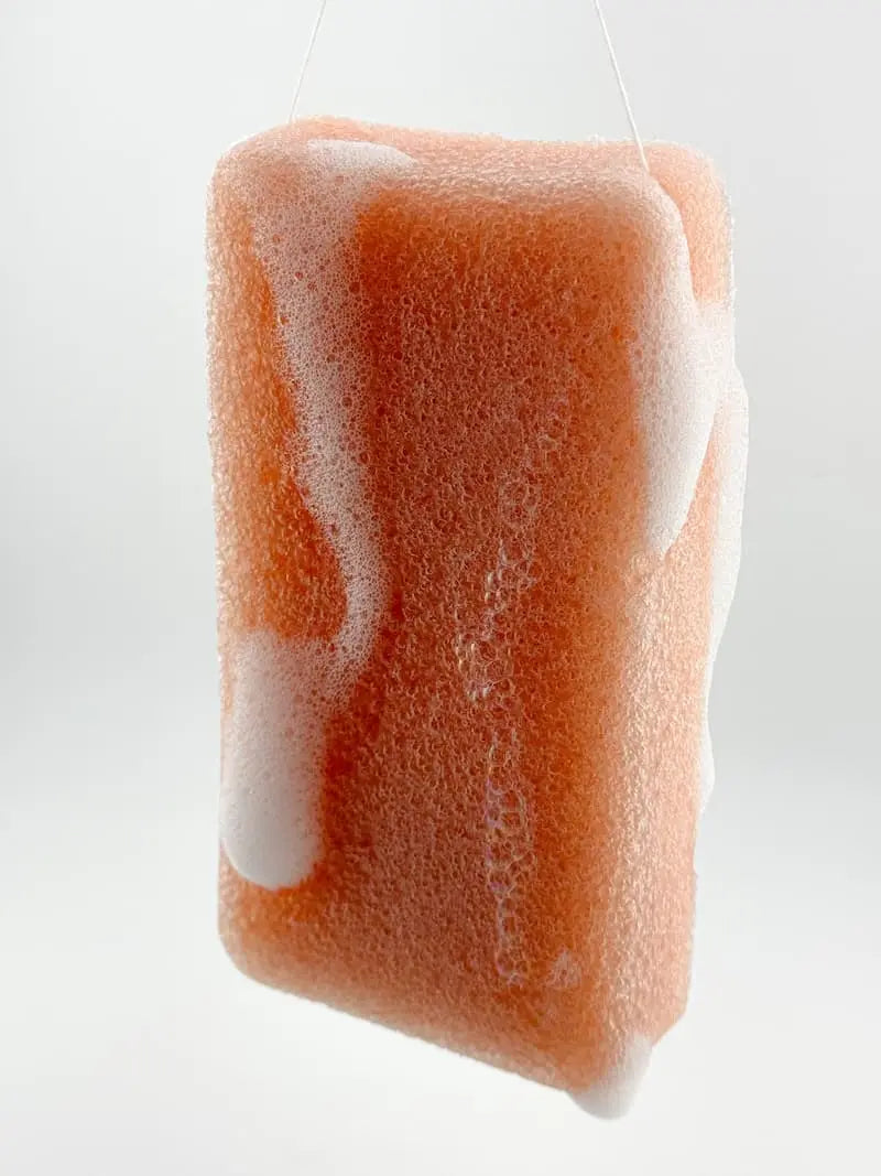 Skånsom og naturlig ansigtsrens med en blød Konjac Svamp fra THE INMANI. Perfekt tilfærdiggørelse af din daglige hudplejerutine uden plastik.