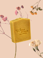 Naturlig ansigtspleje med Golden Goddess rensebar i et æstetisk miljø. Den overfedtede sæbe renser mildt uden at forstyrre hudens sarte lipidbarriere.