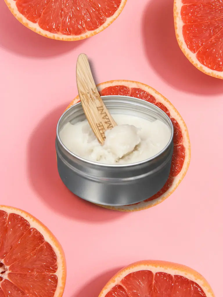 Karomama Creme Deodorant i sin plastfri aluminiumsdåse. Den bløde tekstur smelter let ind i huden og neutraliserer lugt naturligt uden at blokere svedfunktionen.