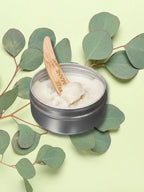 Field 04 Creme Deodorant viser sin bløde, hudvenlige tekstur. Mineralbaseret lugtkontrol kombineret med beroligende mangosmør og sheasmør.