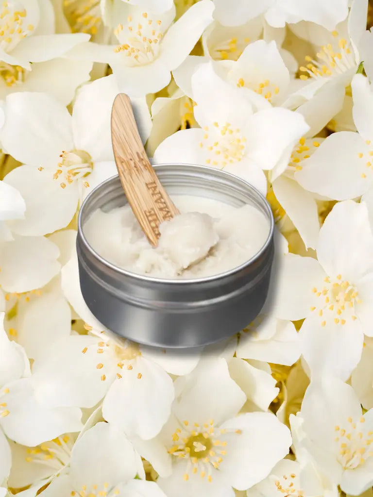 Moonmilk Indigo Creme Deodorant viser sin silkebløde tekstur. Molekylærbiologisk udviklet kropspleje til sensitiv hud, der neutraliserer lugt uden aluminium.