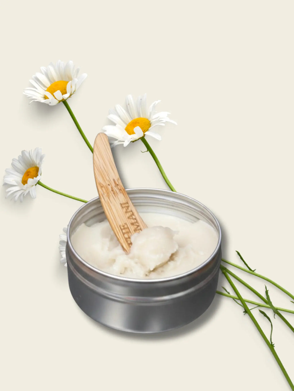 Sweet Chamile Creme Deodorant demonstrerer sin bløde tekstur. Molekylærbiologisk formuleret for at beskytte og berolige huden under armene.