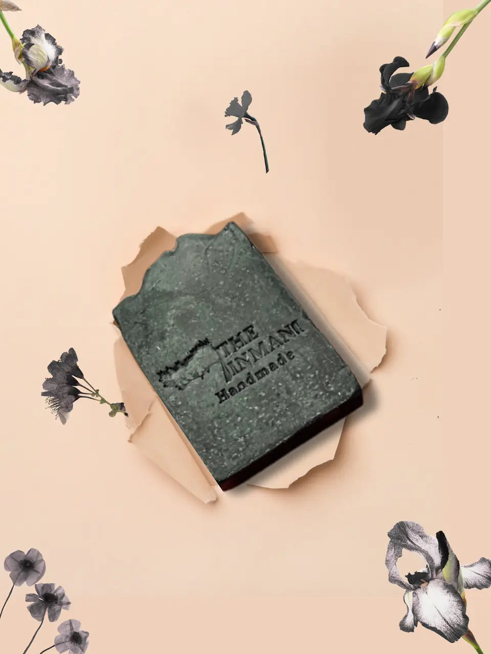 Black Citrus rensebar demonstrerer naturlig barrierepleje. Aktivt kul renser porerne for urenheder og talg, mens plantebaserede lipider bevarer fugten.