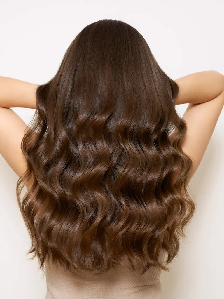 Wild Purple Balsam Bar demonstreret i badeværelset. Natur-identiske lipider fra avocado og jojoba udglatter håret og forsegler fugten uden brug af plastik.