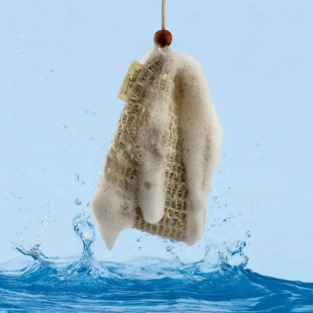 Forbedr sæbens skumdannelse og få en mild eksfoliering med THE INMANIs bæredygtige sæbepose. En zero-waste løsning til dit badeværelse.