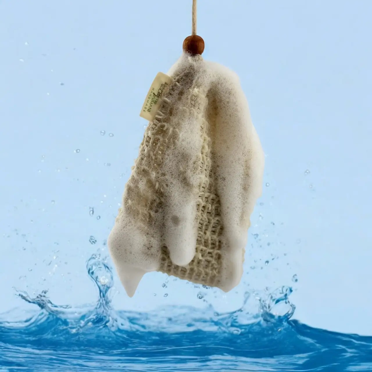 Forbedr sæbens skumdannelse og få en mild eksfoliering med THE INMANIs bæredygtige sæbepose. En zero-waste løsning til dit badeværelse.