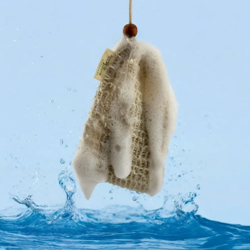 Forbedr sæbens skumdannelse og få en mild eksfoliering med THE INMANIs bæredygtige sæbepose. En zero-waste løsning til dit badeværelse.