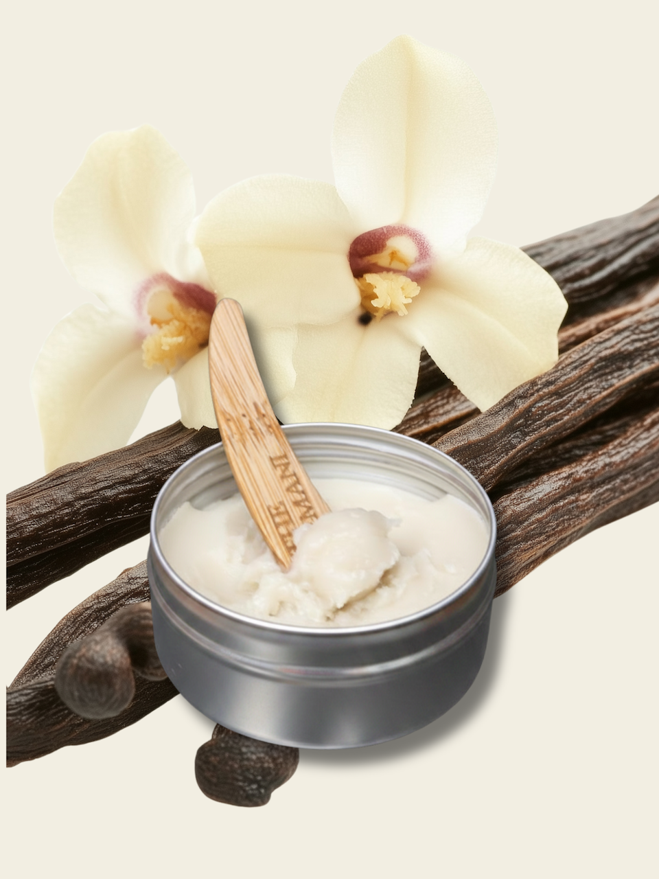 Yellow Moon Creme Deodorant demonstrerer sin bløde tekstur. Molekylærbiologisk formuleret med mineraler og pilerod for stabil lugtkontrol uden aluminium.