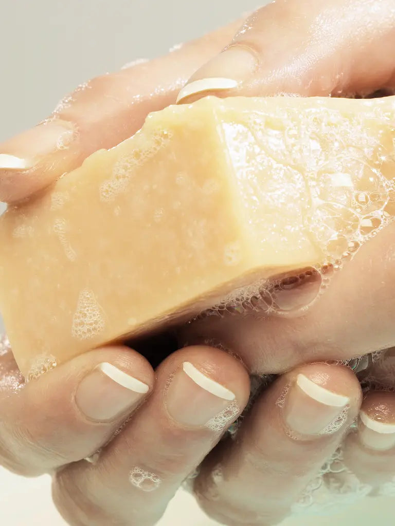 Nærbillede af Golden Goddess rens – Indeholder beroligende botaniske ingredienser, der giver ro til huden og stimulerer sanserne i den daglige rutine.
