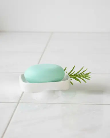 Rosmarin Shampoo Bar i brug, der demonstrerer molekylærbiologisk hovedbundspleje. Æterisk rosmarinolie øger blodcirkulationen til hårsækkene for sundere hår.