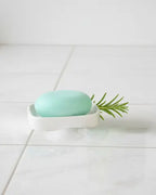 Rosmarin Shampoo Bar i brug, der demonstrerer molekylærbiologisk hovedbundspleje. Æterisk rosmarinolie øger blodcirkulationen til hårsækkene for sundere hår.