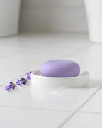 Wild Purple Shampoo Bar demonstrerer botanisk barrierepleje til håret. Renser skånsomt uden silikone og giver intens fugt til krøller.