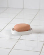 Fire Flower Shampoo Bar i brug, der viser molekylærbiologisk formuleret hårpleje. Renser skånsomt uden sulfater og tæmmer krus med naturlige olier.