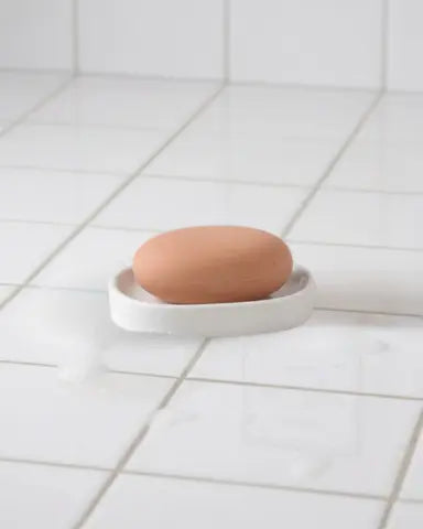 Fire Flower Shampoo Bar i brug, der viser molekylærbiologisk formuleret hårpleje. Renser skånsomt uden sulfater og tæmmer krus med naturlige olier.