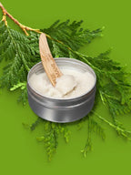 Saltwood Creme Deodorant viser sin silkebløde tekstur. Molekylærbiologisk udviklet kropspleje, der stopper lugt naturligt uden at blokere med aluminium.