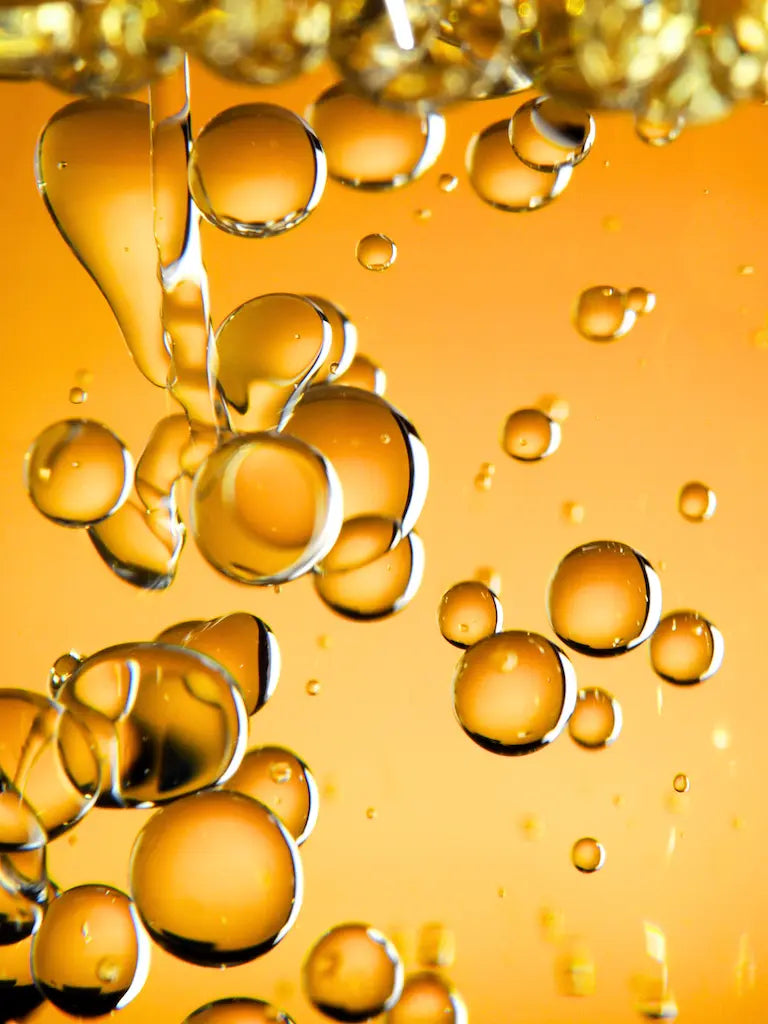 Cellefornyende formulering med Neroli , ansigtsolie Udviklet af molekylærbiolog for at stimulere hudens naturlige regenerering og elasticitet.