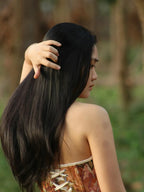 Rice Water Balsam Bar i et lyst badeværelsesmiljø. Molekylærbiologisk udviklet parfumefri pleje, der udglatter og styrker håret med aminosyrer fra ris.