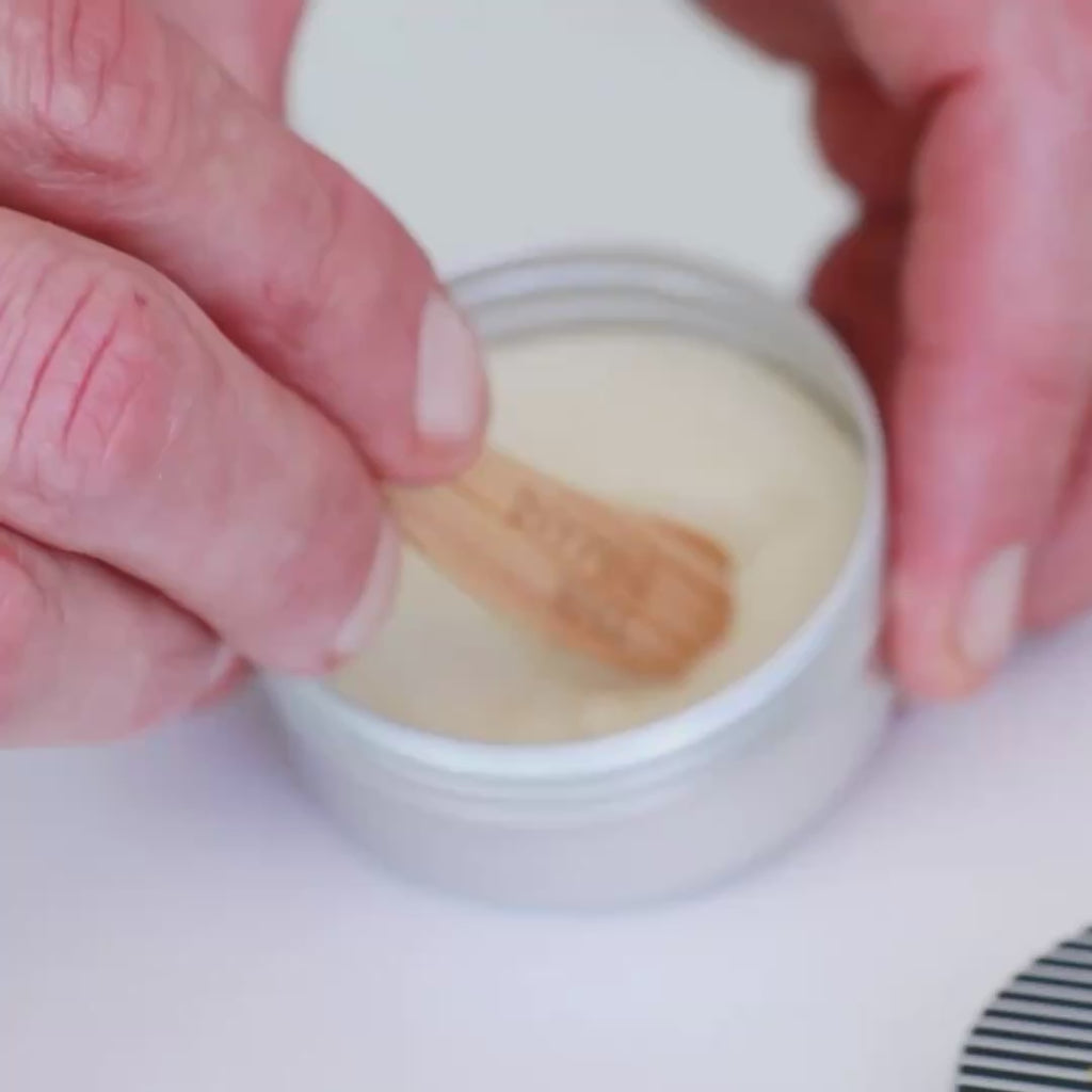 Field 04 Creme Deodorant viser sin bløde, hudvenlige tekstur. Mineralbaseret lugtkontrol kombineret med beroligende mangosmør og sheasmør.