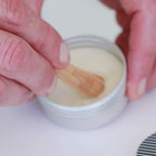 Field 04 Creme Deodorant viser sin bløde, hudvenlige tekstur. Mineralbaseret lugtkontrol kombineret med beroligende mangosmør og sheasmør.