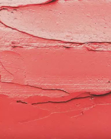 Rose Mineralsk Ansigtsmaske blandet i en skål. Den lyserøde, mineralrige lerblanding fugter huden og giver en blid enzymatisk eksfoliering for maksimal udstråling.