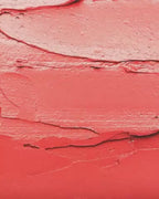 Rose Mineralsk Ansigtsmaske blandet i en skål. Den lyserøde, mineralrige lerblanding fugter huden og giver en blid enzymatisk eksfoliering for maksimal udstråling.