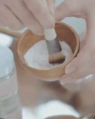 Oat Mineralsk Ansigtsmaske under blanding med vand. Viser den rene, botaniske hudplejeoplevelse, der aktiverer de friske mineraler og beta-glucaner.