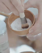 Oat Mineralsk Ansigtsmaske under blanding med vand. Viser den rene, botaniske hudplejeoplevelse, der aktiverer de friske mineraler og beta-glucaner.