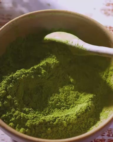 Matcha Mineralsk Ansigtsmaske forberedt i en skål. Den rene, grønne lerblanding aktiveres med vand for at frigive kraftige antioxidanter og rense porerne.