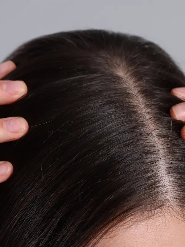 Naturlig shampoo til tør hovedbund, der hjælper med at støtte hovedbundens lipidbalance og mindske følelsen af kløe og stramhed.