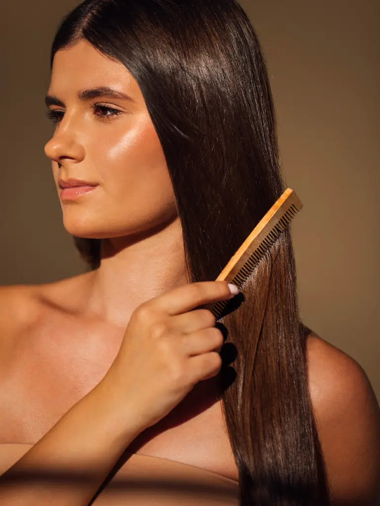 Moringa Balsam Bar i et naturligt miljø. Viser molekylærbiologisk udviklet letvægtspleje med eukalyptus og mint til fedtet hår og skandinavisk hårtype.