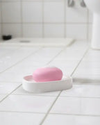 Abyssinian Shampoo Bar placeret i et naturligt badeværelsesmiljø. Illustrerer molekylærbiologisk formuleret hårpleje uden silikone og plastikemballage.