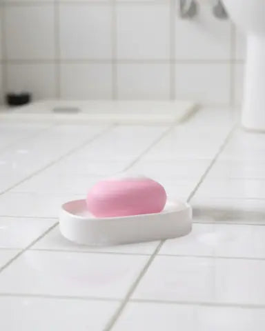 Abyssinian Shampoo Bar placeret i et naturligt badeværelsesmiljø. Illustrerer molekylærbiologisk formuleret hårpleje uden silikone og plastikemballage.