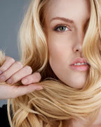 Stemningsbillede af Abyssinian balsam bar. Formuleret med plantebaserede lipider som abyssinian- og broccoliolie til at styrke hårets overflade.