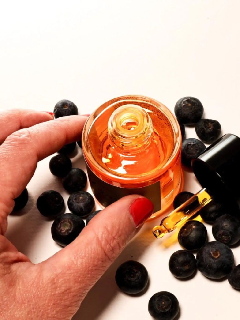 Gyldne dråber af Frankincense Ansigtsolie rig på botaniske lipider, hybenkerne- og kæmpenatlysolie til genopbygning af hudens elasticitet.