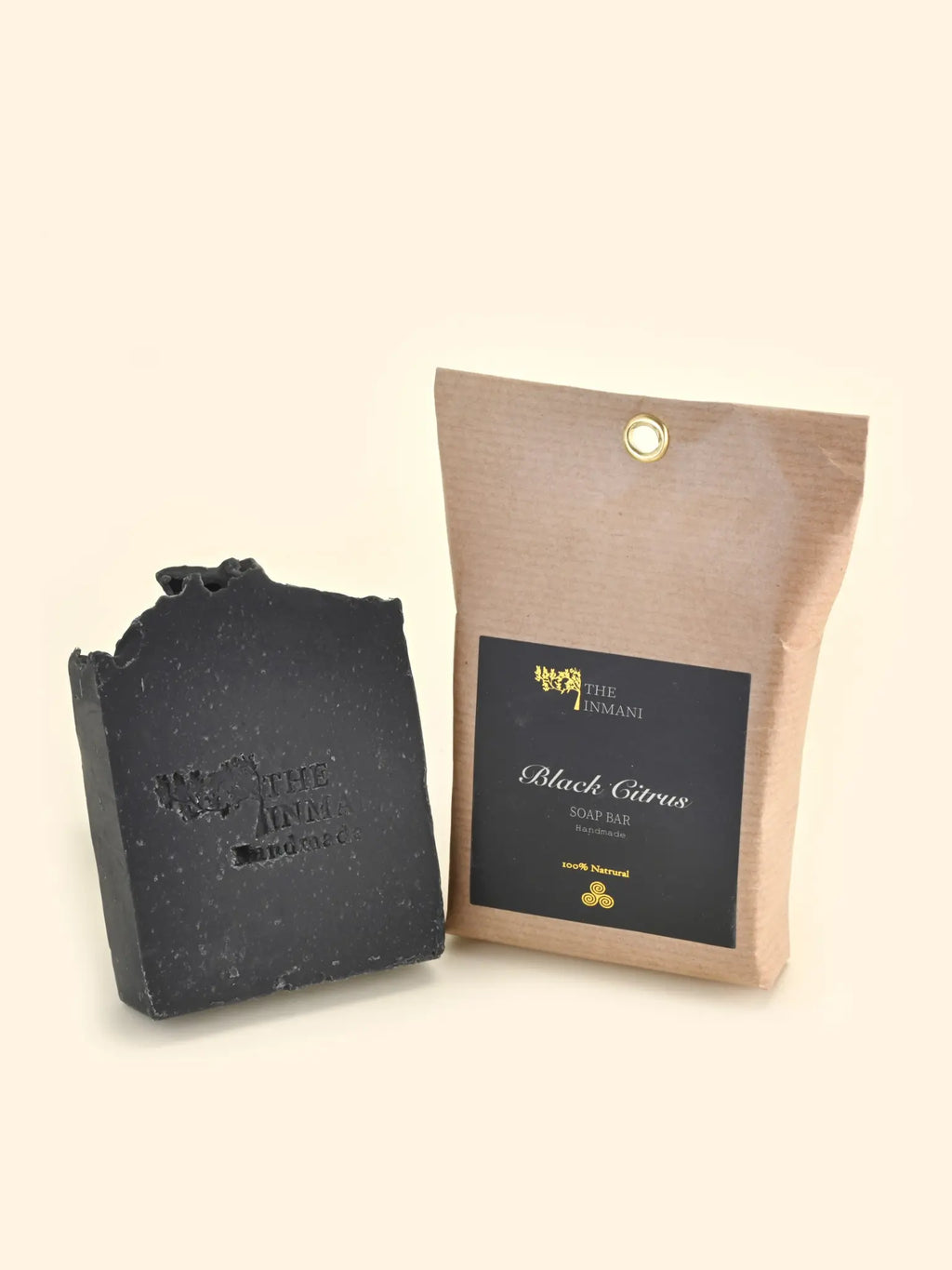 THE INMANI Black Citrus Ansigtssæbe. En sort, botanisk rensebar beriget med aktivt kul, skabt til dybderens af uren og fedtet hud uden at udtørre.