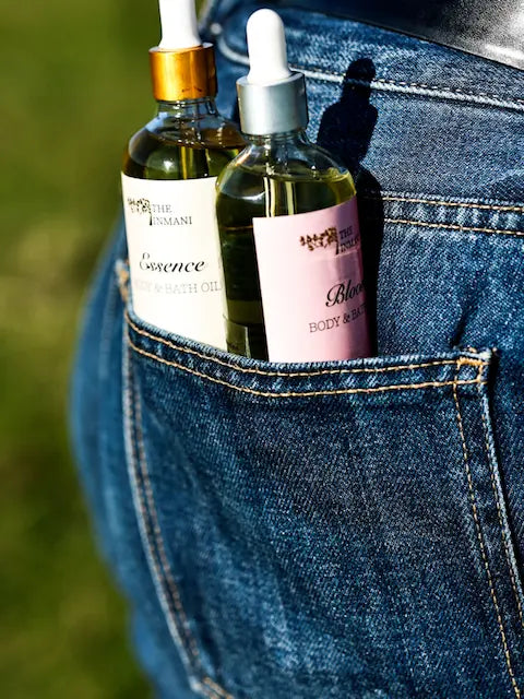 Nærbillede af THE INMANI produktlabel med rene ingredienser – guide til at vælge bæredygtig hudpleje
