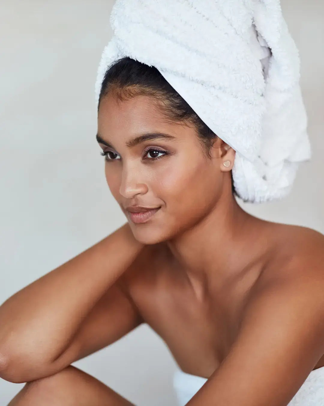 En hud i balance og ro. Resultatet af THE INMANIs reset-filosofi: Når man fjerner unødvendig kemi, genopbygger huden sig selv og finder sin naturlige glød og styrke.