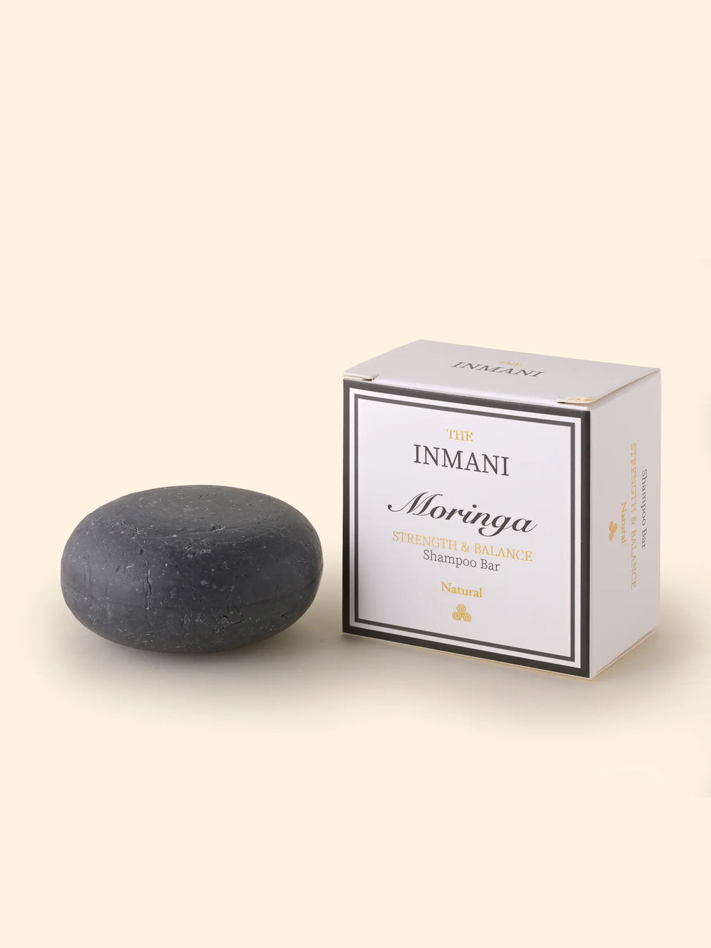 THE INMANI Moringa Shampoo Bar. En sort, naturlig shampoo bar beriget med aktivt kul og moringaolie til at detoxe og rense fedtet hår og hovedbund.