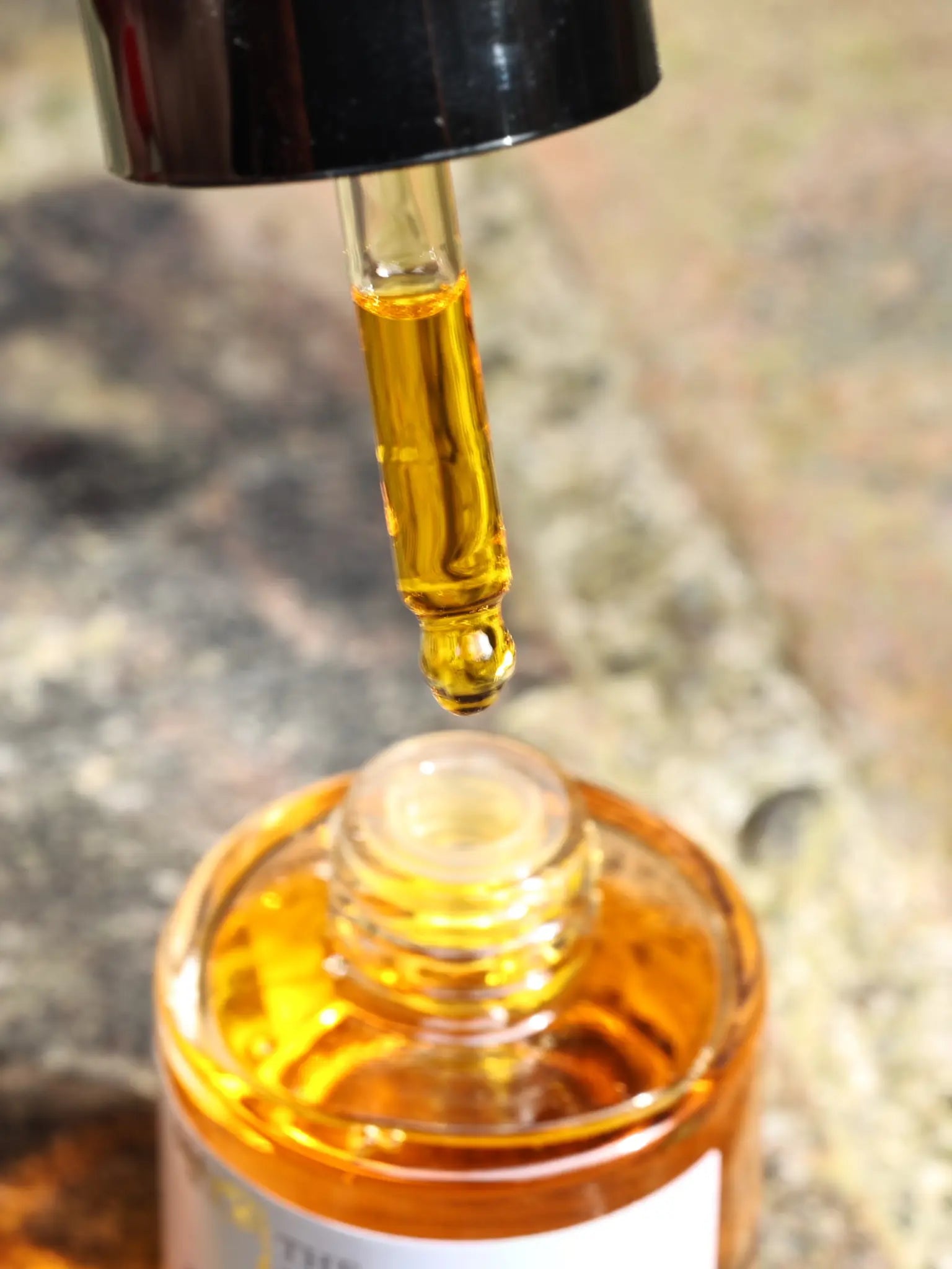 Neroli ansigtsolie fotograferet i naturligt strandlys. En vegansk, antiinflammatorisk olie rig på omega-fedtsyrer og neroli til at genopbygge hudens balance.