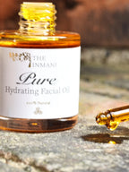 Duftfri PURE ansigtsolie, der demonstrerer ren, botanisk hudpleje. Beroliger huden, reparerer lipidbarrieren og giver fugt helt uden brug af æteriske olier.