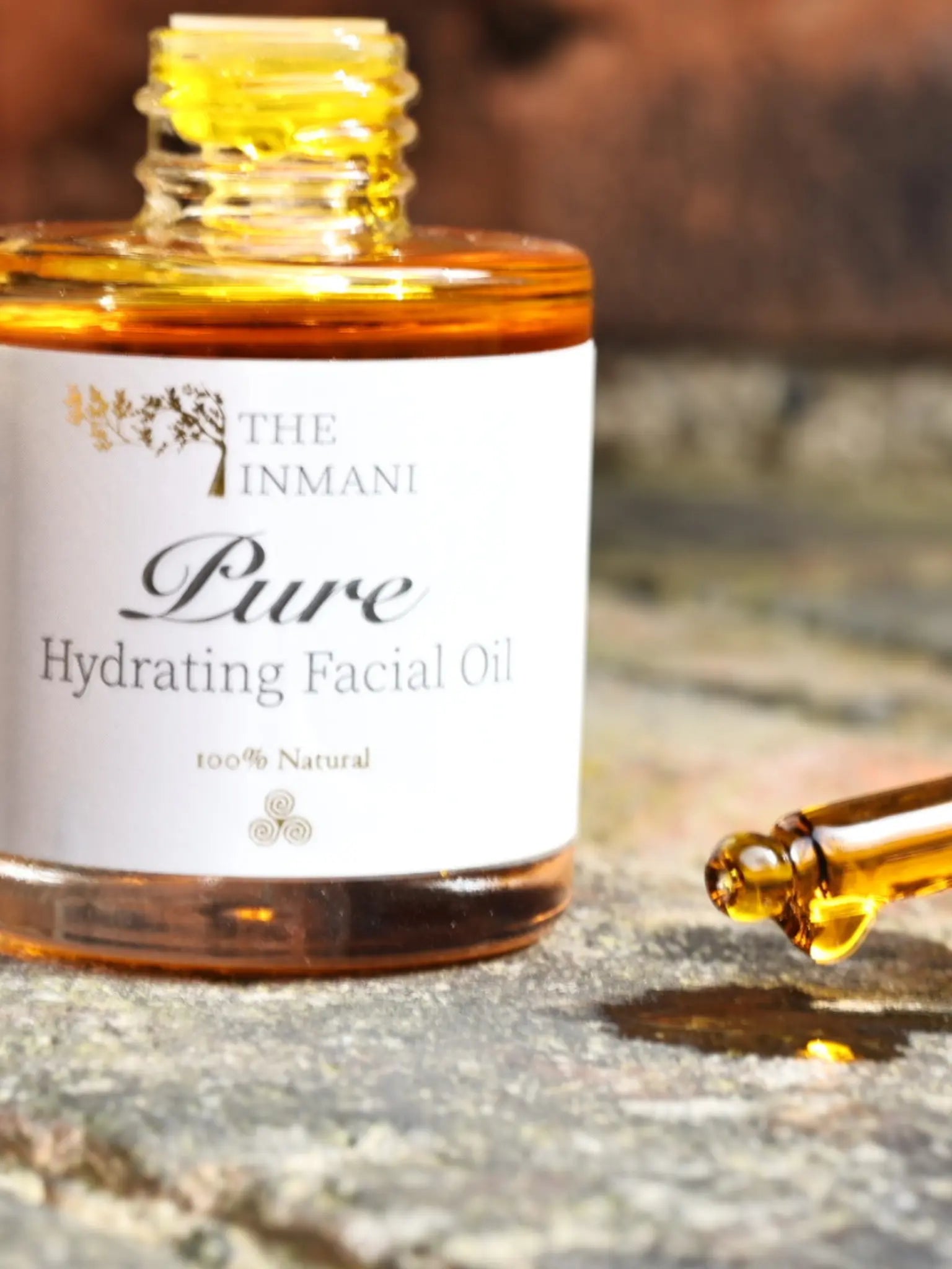 Duftfri PURE ansigtsolie, der demonstrerer ren, botanisk hudpleje. Beroliger huden, reparerer lipidbarrieren og giver fugt helt uden brug af æteriske olier.