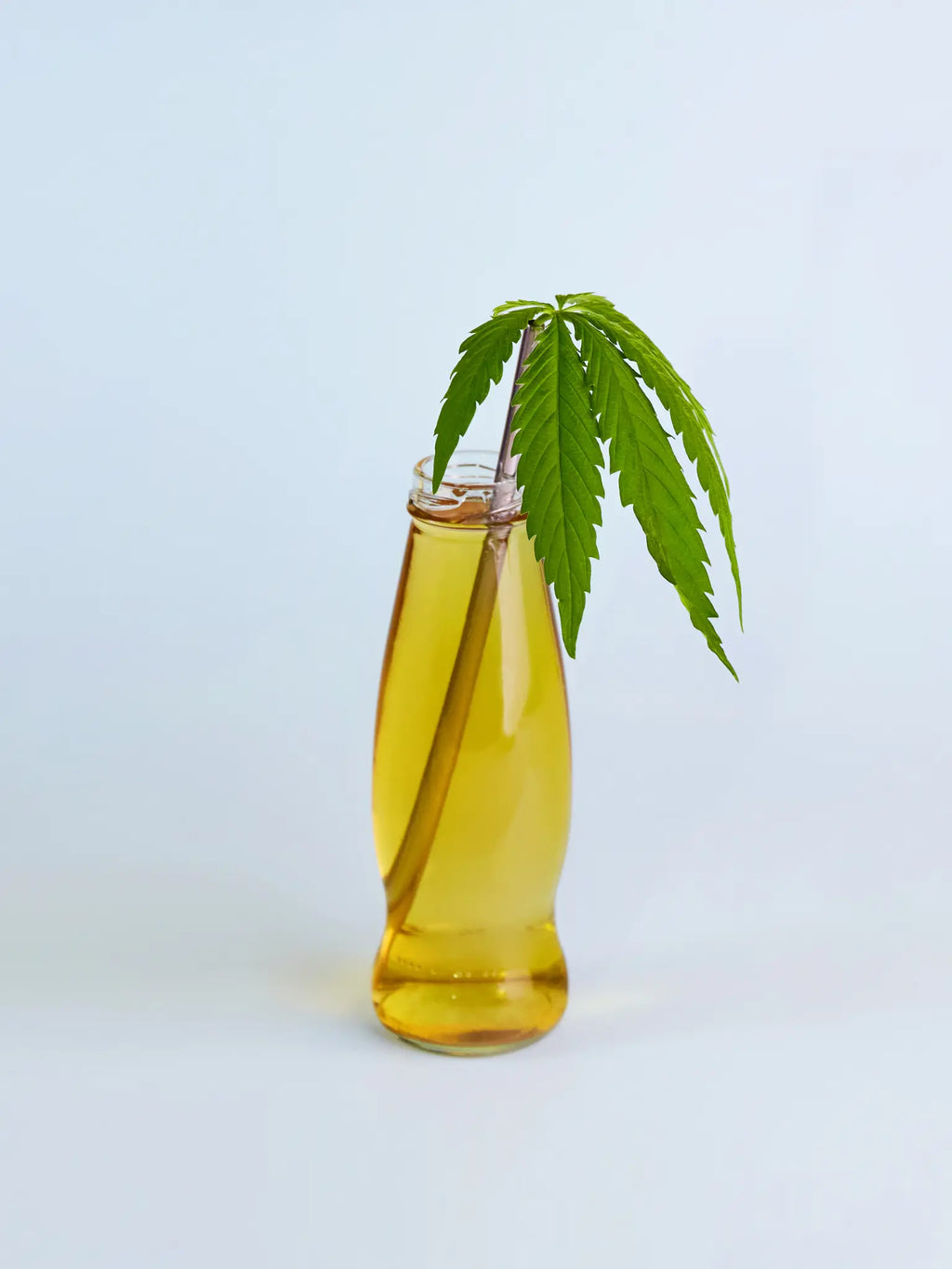 RAW Kropsolie, der viser den rene og botaniske profil. En nærende kropsolie og badeolie med en forankrende, træagtig aroma til barrierepleje.