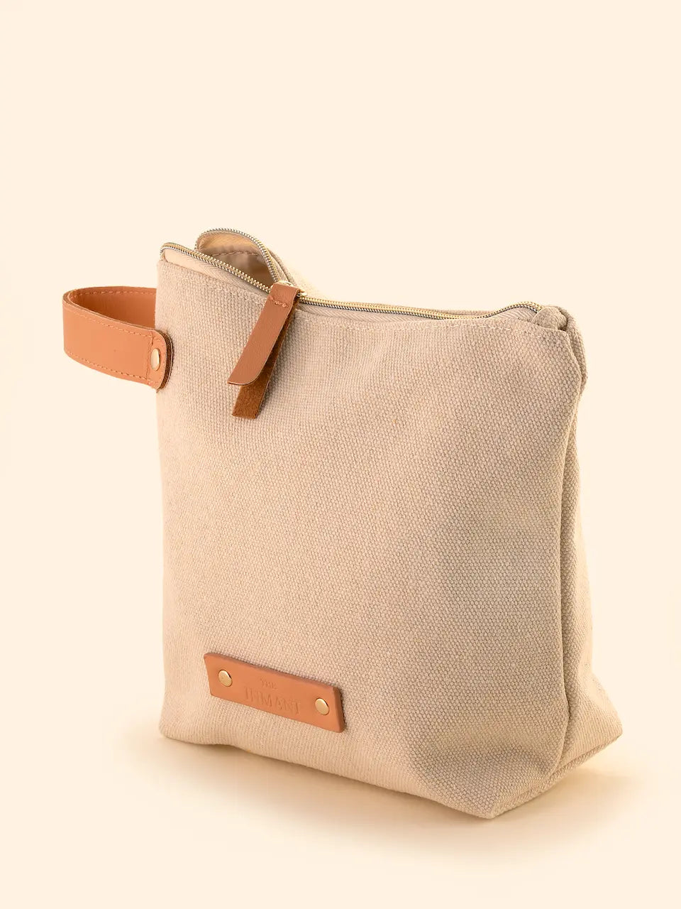 THE INMANI Toiletry Bag i farven Natura. En minimalistisk rejsetaske i genanvendt bomuld til organisering af shampoo barer og ansigtsolier.