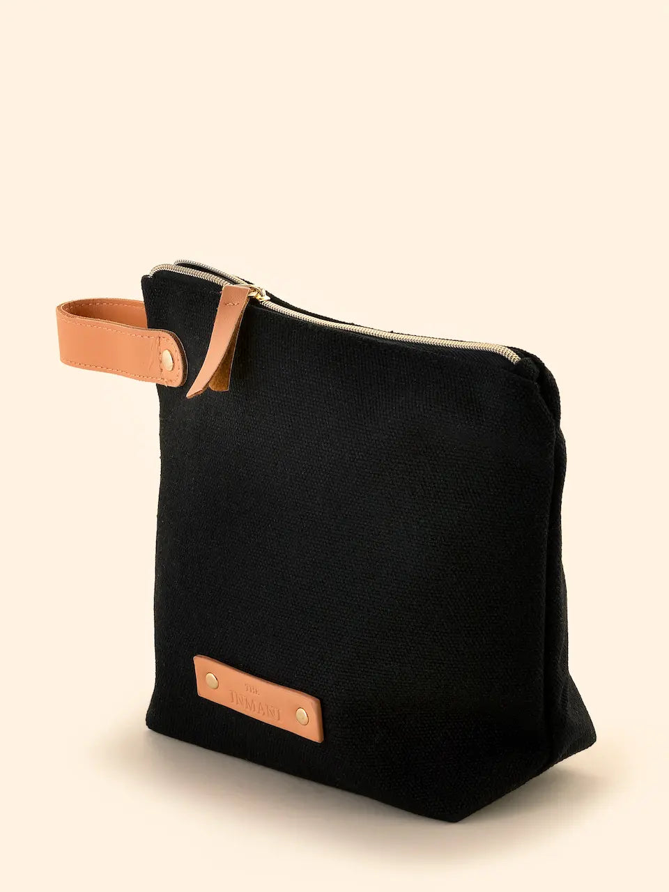 THE INMANI Toiletry Bag i sort genbrugsbomuld. En stilfuld og slidstærk toilettaske med vegansk læder, perfekt til opbevaring af naturlig hudpleje.