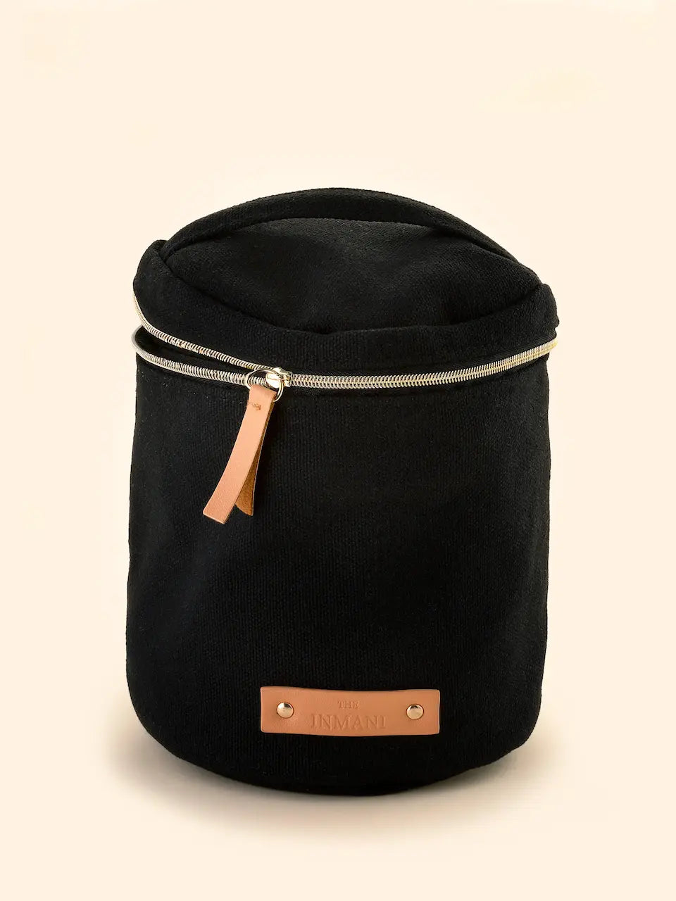 THE INMANI Toiletry Bag i sort genbrugsbomuld. En bæredygtig og stilfuld toilettaske med veganske læderdetaljer til organisering af din naturlige hudpleje.